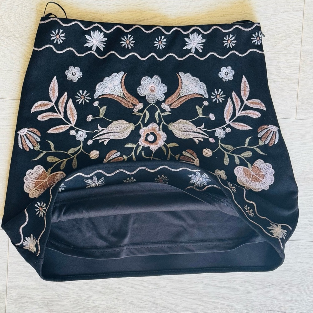 Francesca’s, miami Floral Embroidered Black Suede Skirt Size S - Picture 8 of 14